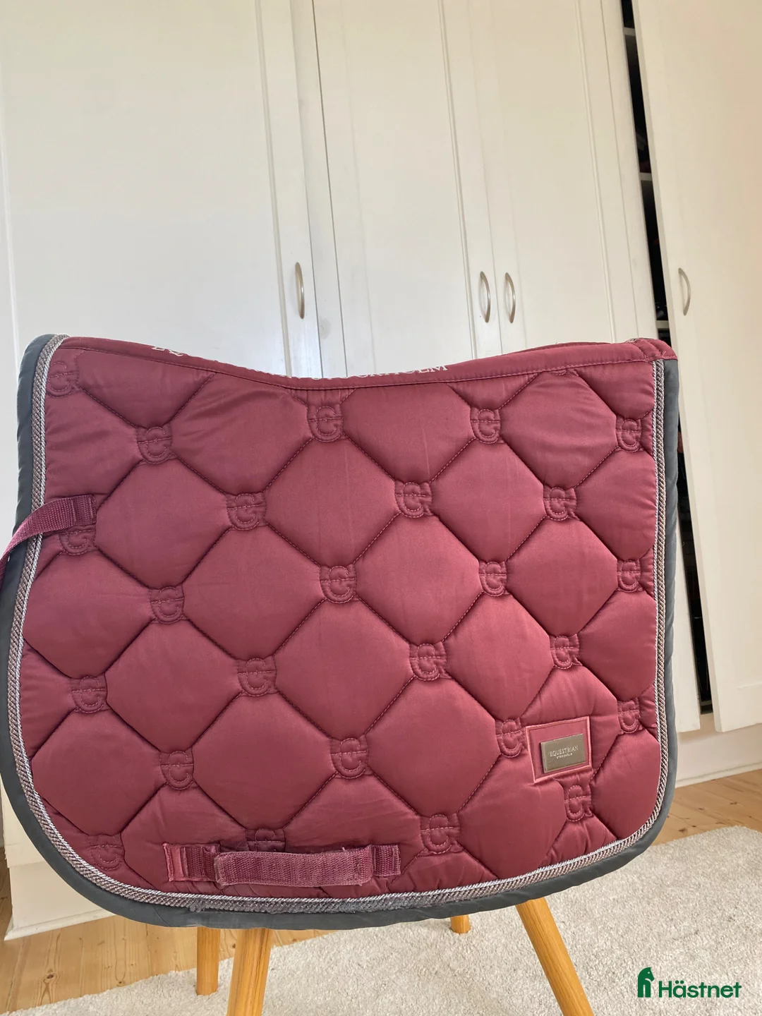 Schabrak & Vojlockar hästutrustning till salu: Vinrött Equestrian Stockholm Schabrak  - Annons 2