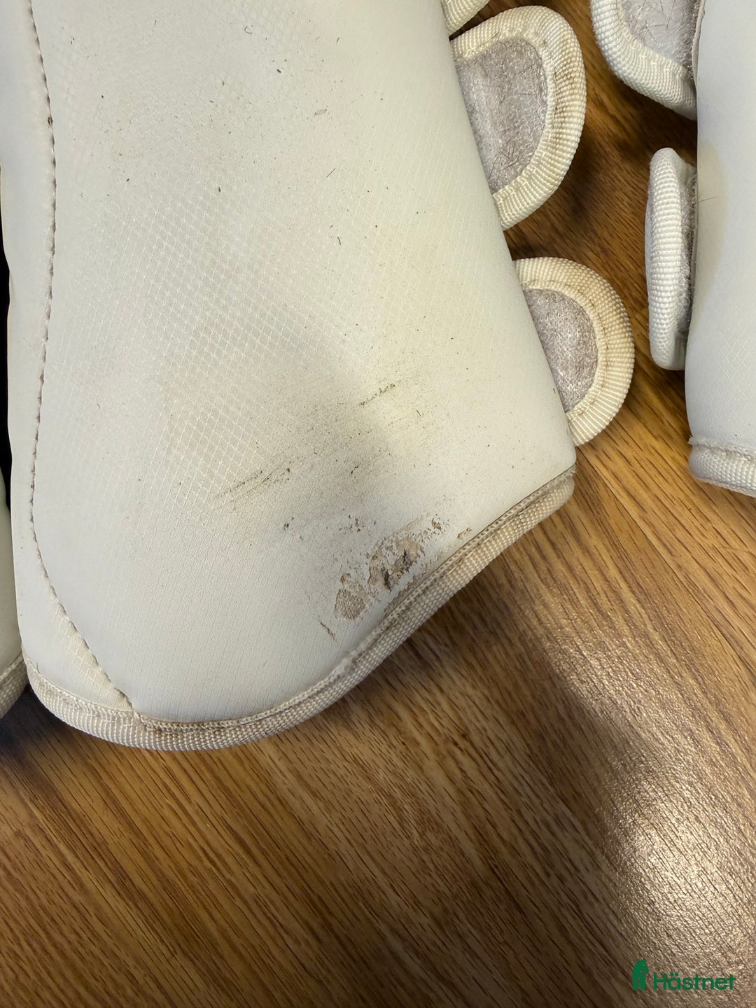 Benskydd hästutrustning till salu: Vita skydd  i Vendelsö - Annons 3