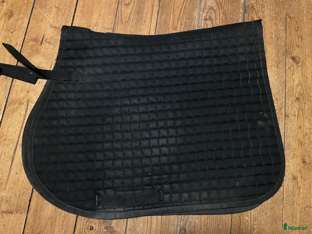 Schabrak & Vojlockar hästutrustning till salu: Fint svart schabrak till salu! i Bollebygd - Annons 1