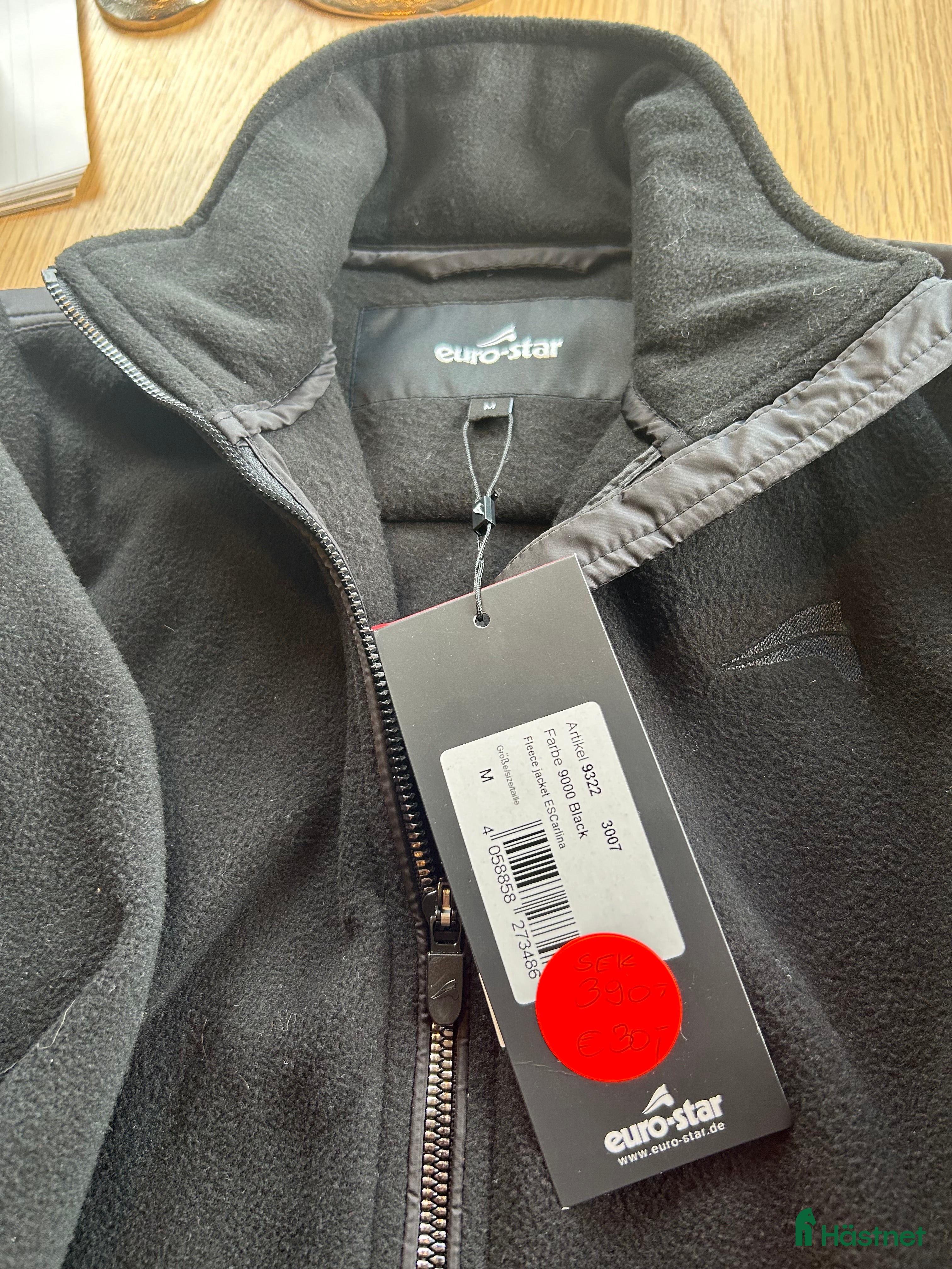 Jackor & Kavajer ryttarutrustning till salu: Helt ny svart fleecejacka i nätt modell  i Flyinge - Annons 2