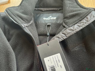 Jackor & Kavajer ryttarutrustning till salu: Helt ny svart fleecejacka i nätt modell i Flyinge - Annons 2