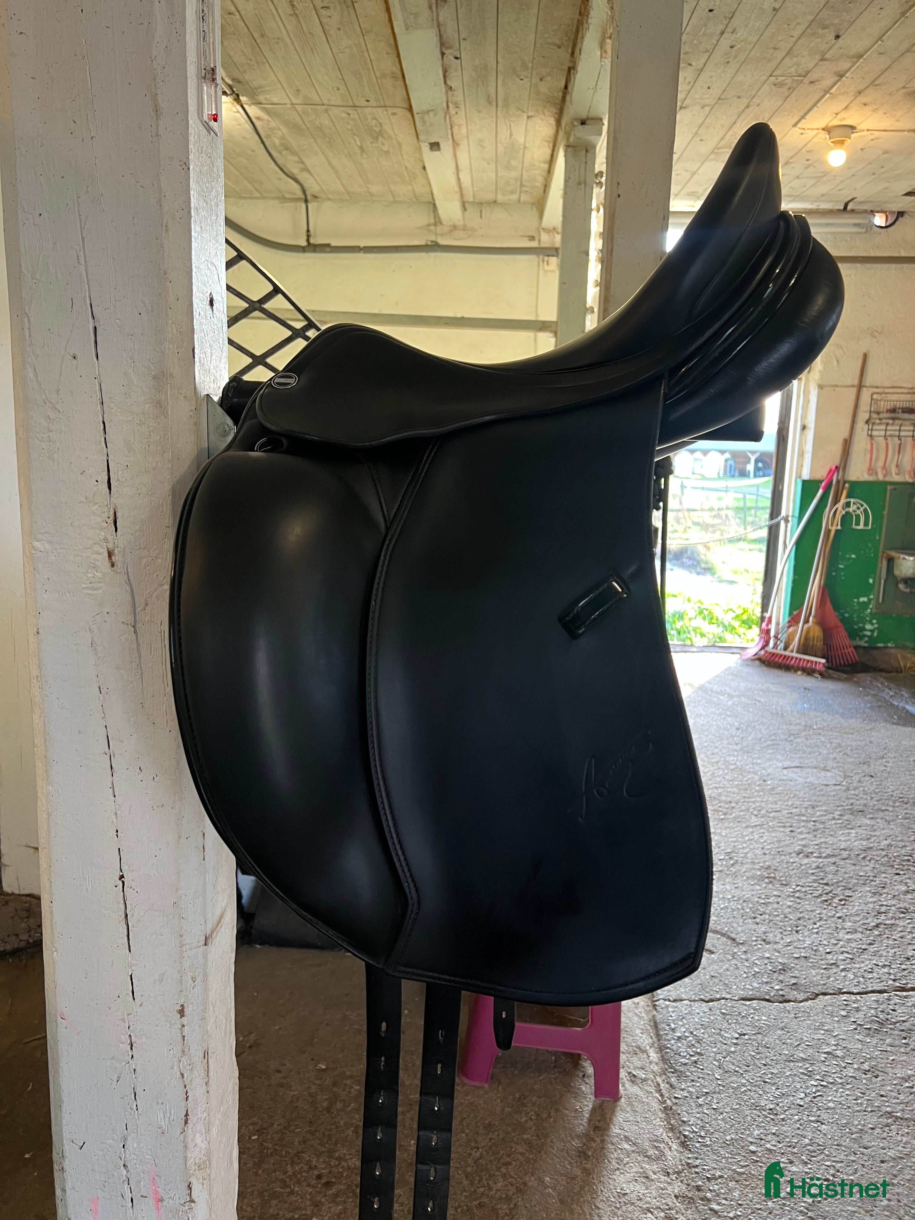 Sadlar hästutrustning till salu: Superfin dressyrsadel i exceptionellt skick! i Götene - Annons 1