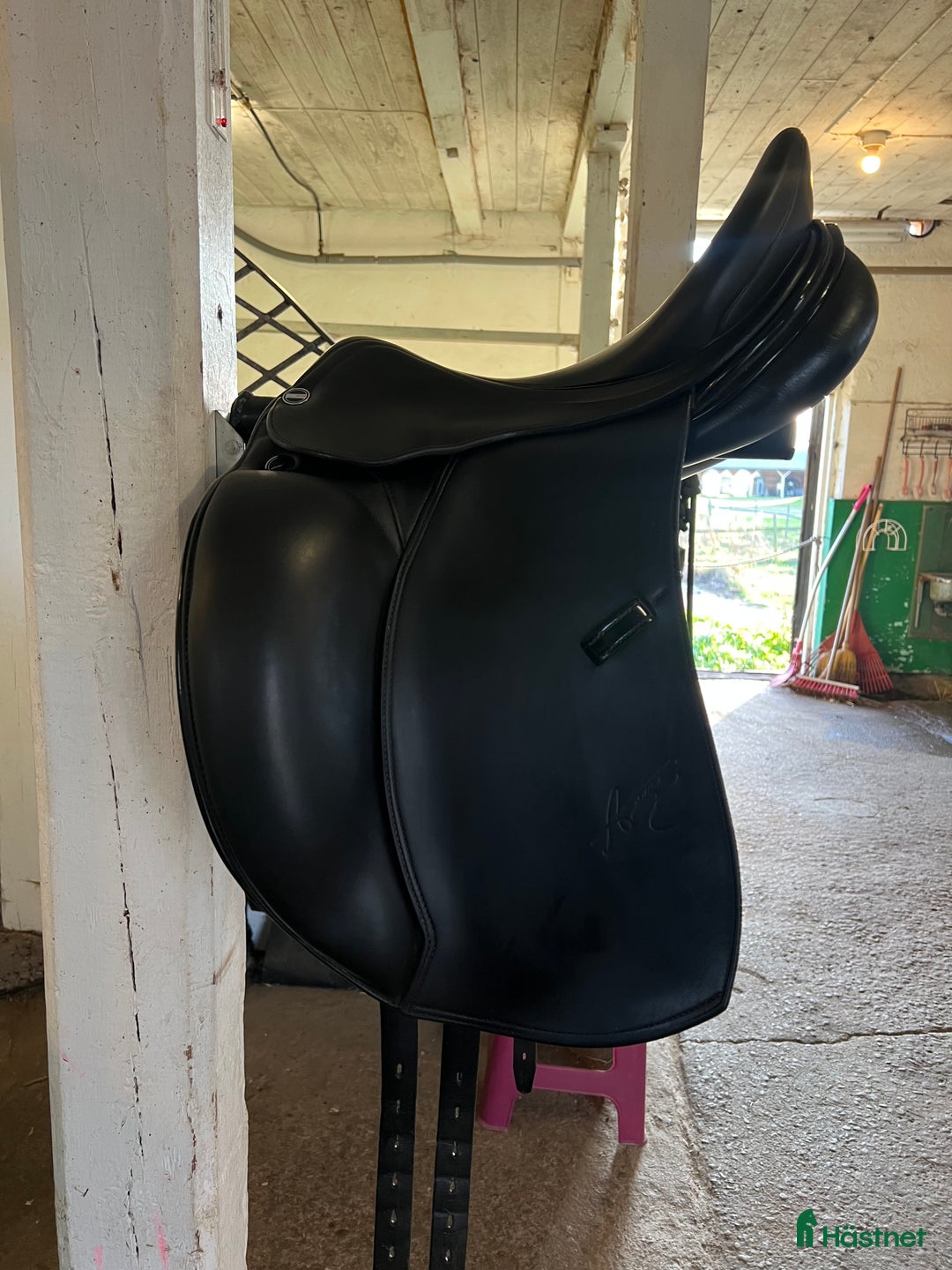 Sadlar hästutrustning till salu: Superfin dressyrsadel i exceptionellt skick! i Götene - Annons 1