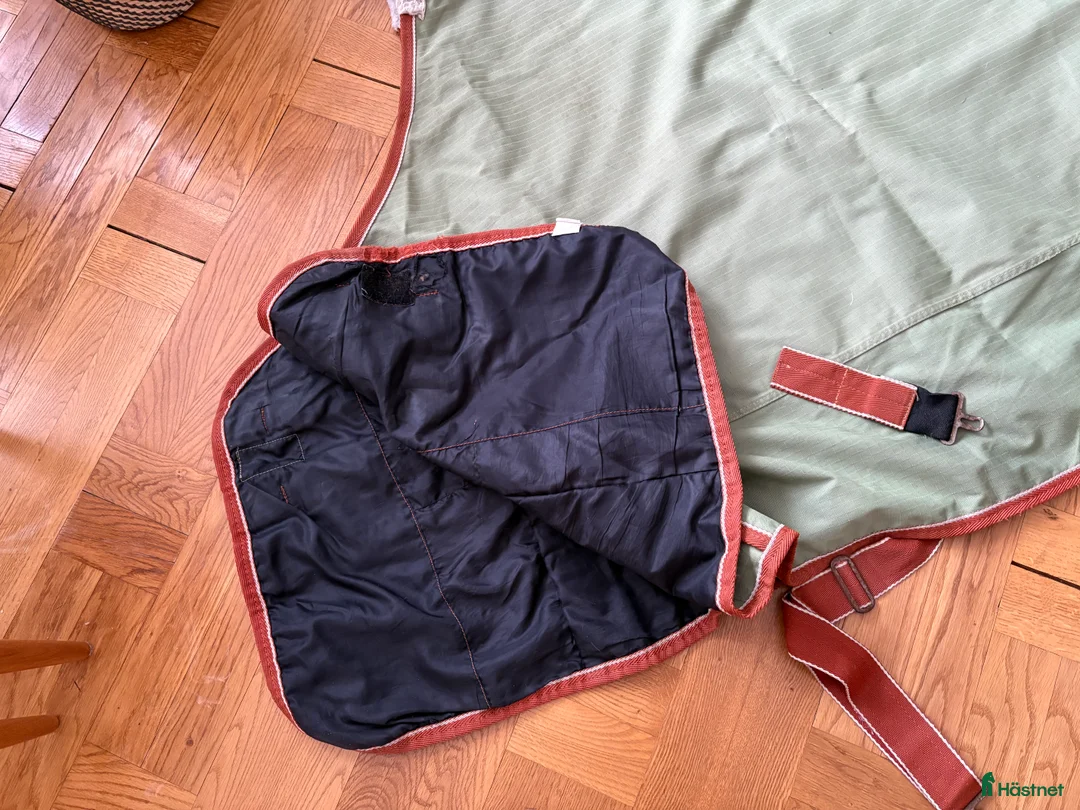 Täcken hästutrustning till salu: Regntäcke, ofodrat, stl 155 - Annons 4