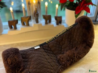 Sadeltillbehör hästutrustning till salu: SADELPAD AV ÄKTA FÅRULL! i Stånga - Annons 11