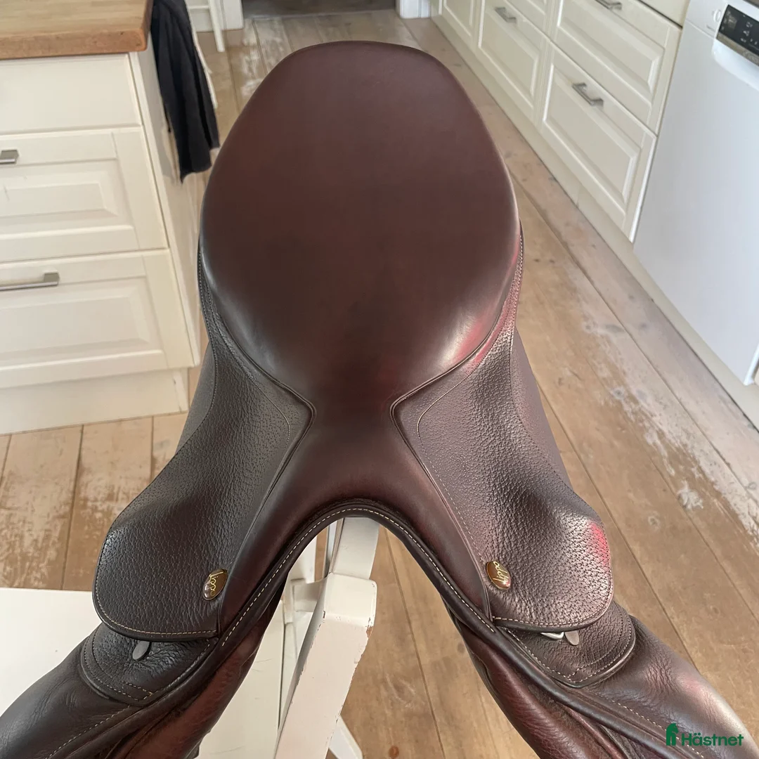 Sadlar hästutrustning till salu: Lippo Enzo Hoppsadel 17,5 i Storuman - Annons 6