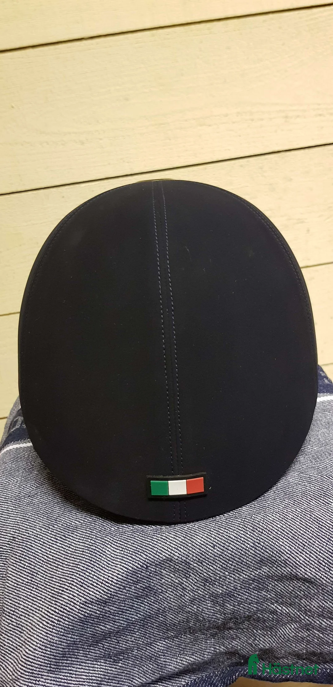 Hjälmar ryttarutrustning till salu: Svart ridhjälm, 57 i Nora - Annons 2