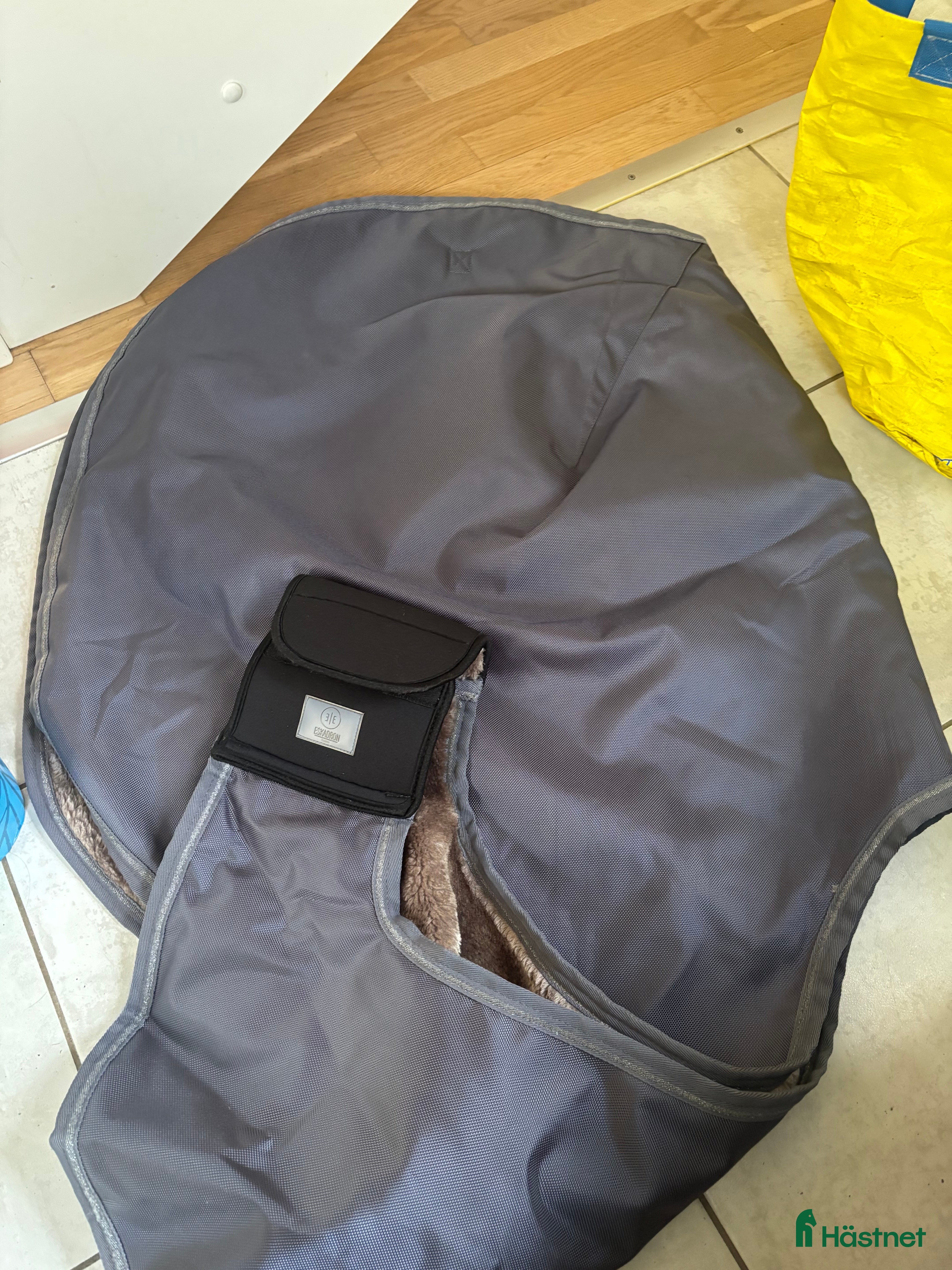 Täcken hästutrustning till salu: Fint ländtäcke  i Härryda - Annons 3