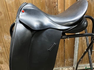 Sadlar hästutrustning till salu: Wellington Elite Dressyrsadel 16,5” i Bromma - Annons 1