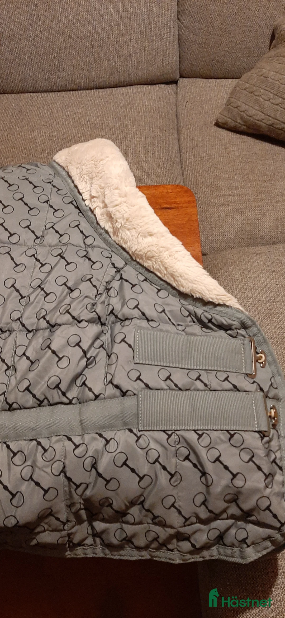 Täcken hästutrustning till salu: Jättemysigt stalltäcke i Tyresö - Annons 1