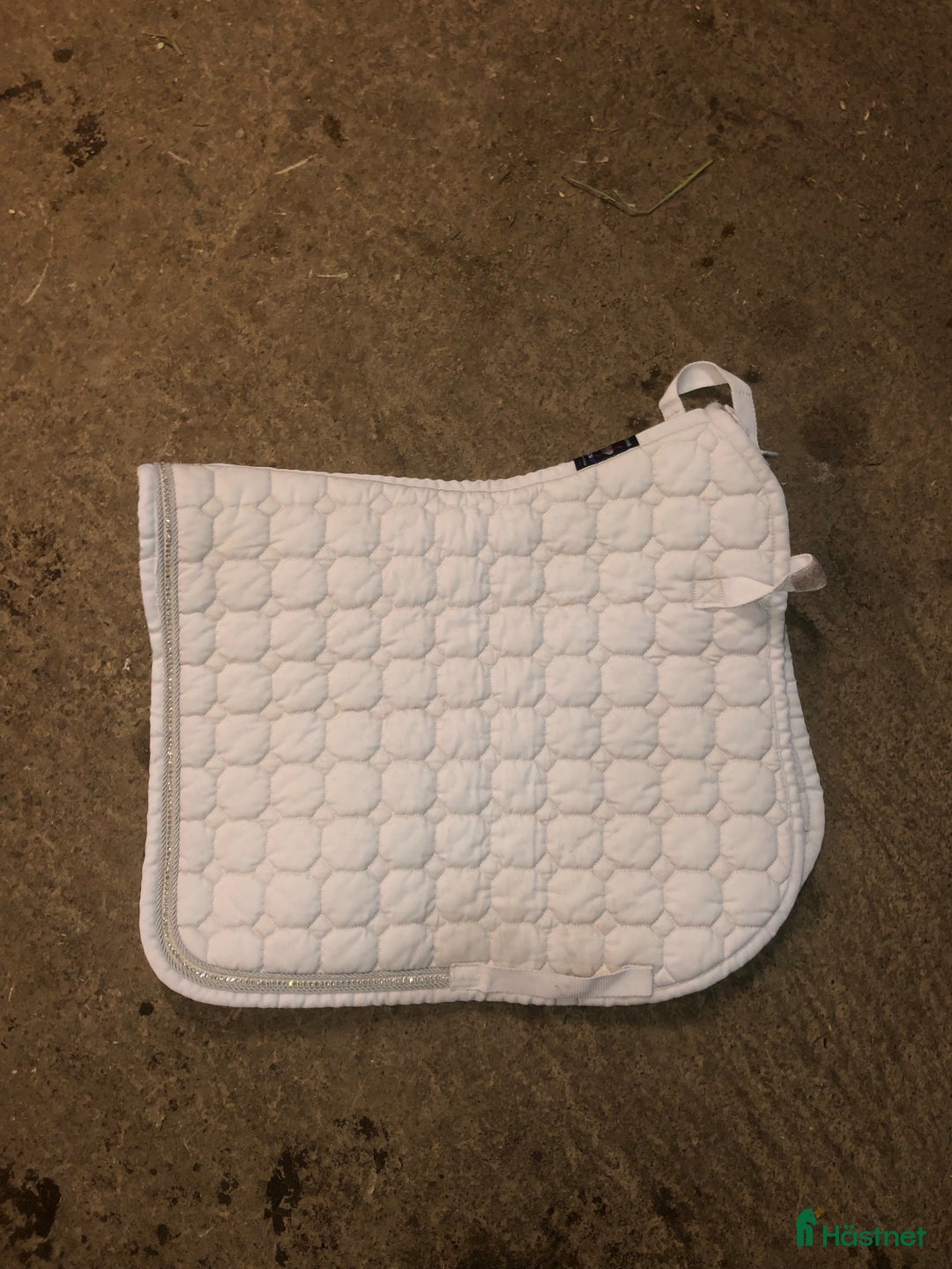 Schabrak & Vojlockar hästutrustning till salu: nästan nytt dressyr schabrak i Vreta Kloster - Annons 1