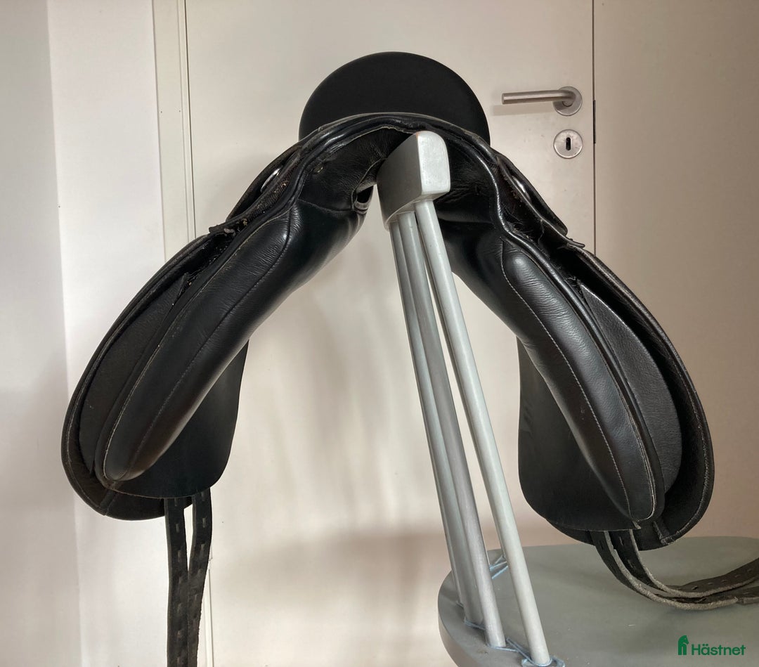 Sadlar hästutrustning till salu: Äldre Claridge House dressyrsadel i Vallentuna - Annons 2