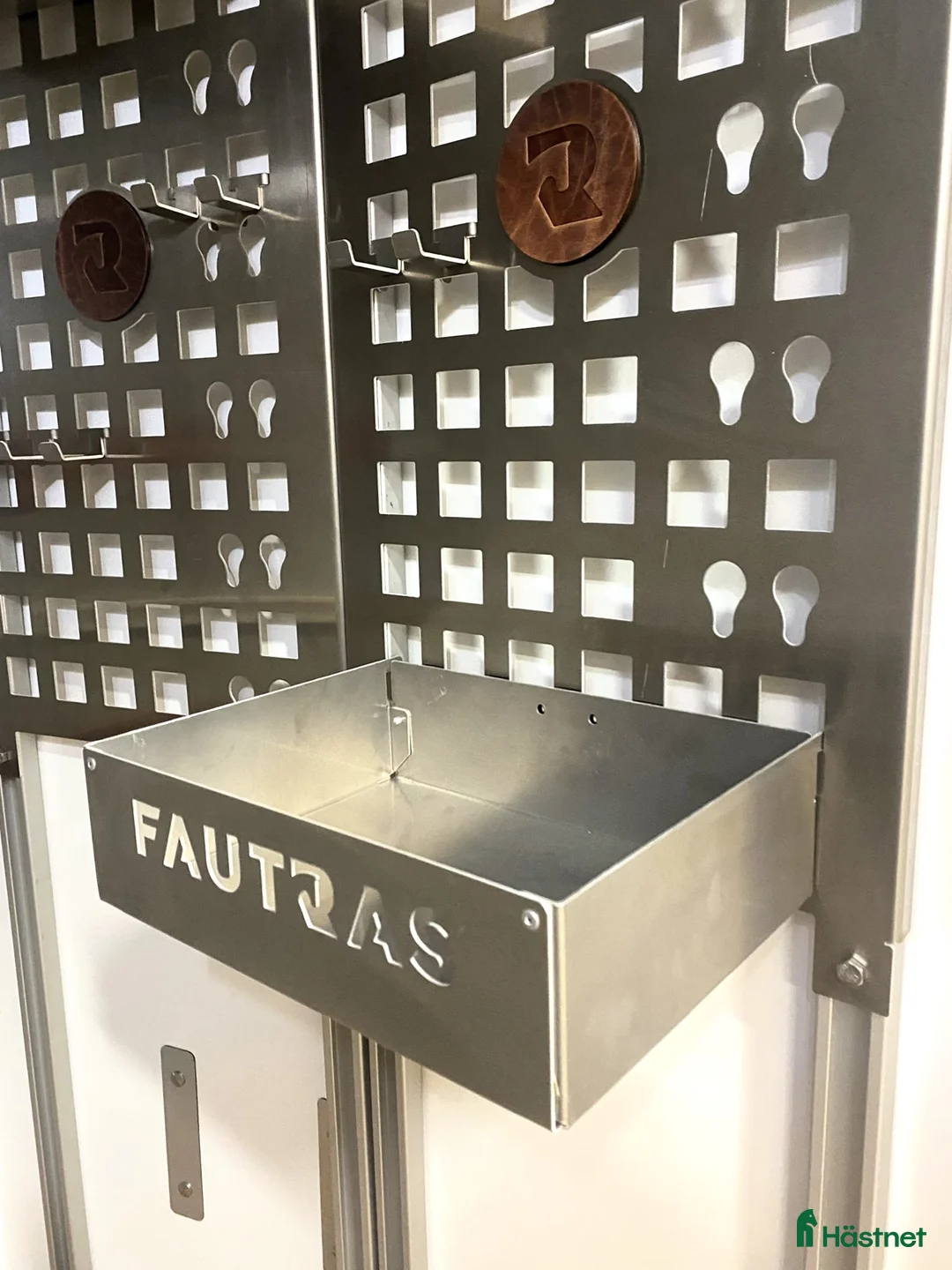 Hästtransporter  fordon & transport till salu: Oblic X -stor diagonallastad modell + sadelkammare - Annons 24