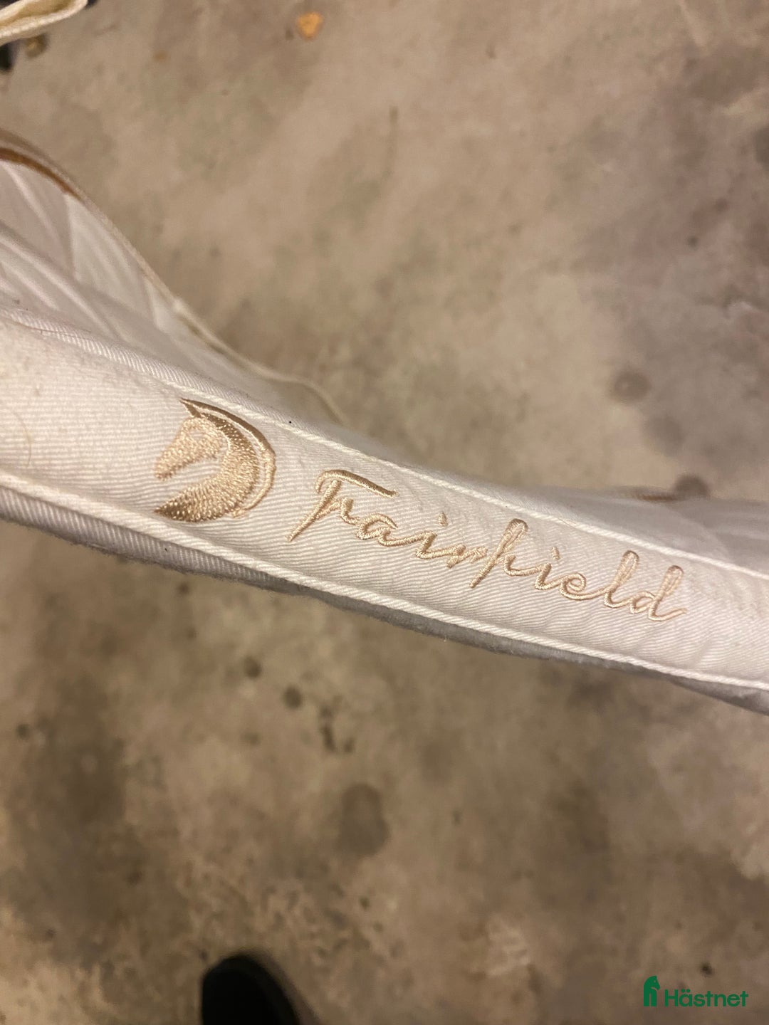 Schabrak & Vojlockar hästutrustning till salu: Vitt Fairfield schabrak 💗 i Hammarö - Annons 3