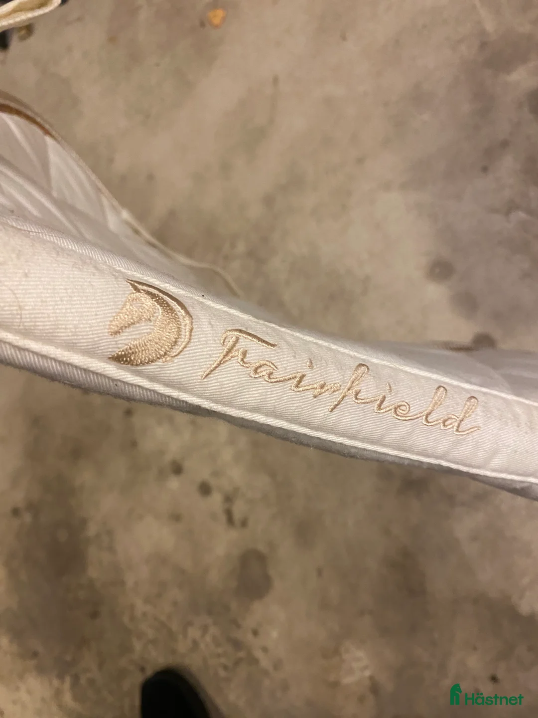 Schabrak & Vojlockar hästutrustning till salu: Vitt Fairfield schabrak 💗 i Hammarö - Annons 3