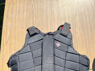 Säkerhetsvästar ryttarutrustning till salu: Svart säkerhetsväst i Skepplanda - Annons 1