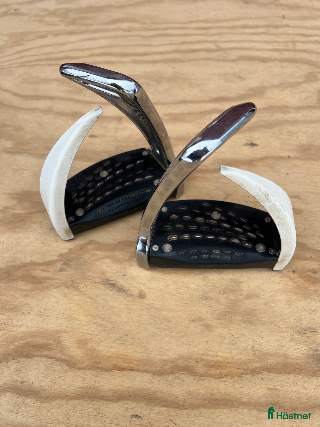 Stigbyglar hästutrustning till salu: S2 safe riding stigbyglar  i Brålanda - Annons 4