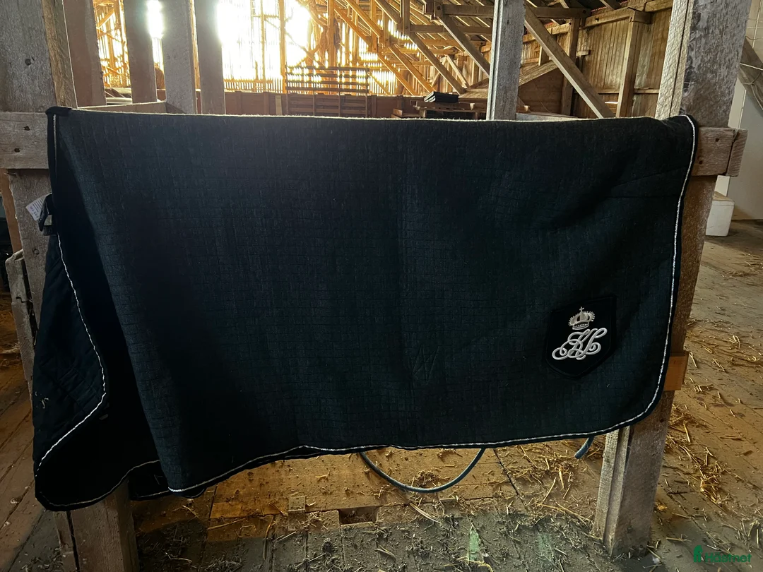 Täcken hästutrustning till salu: Snyggt kingsland täcke i bra skick  i Stockholm - Annons 4