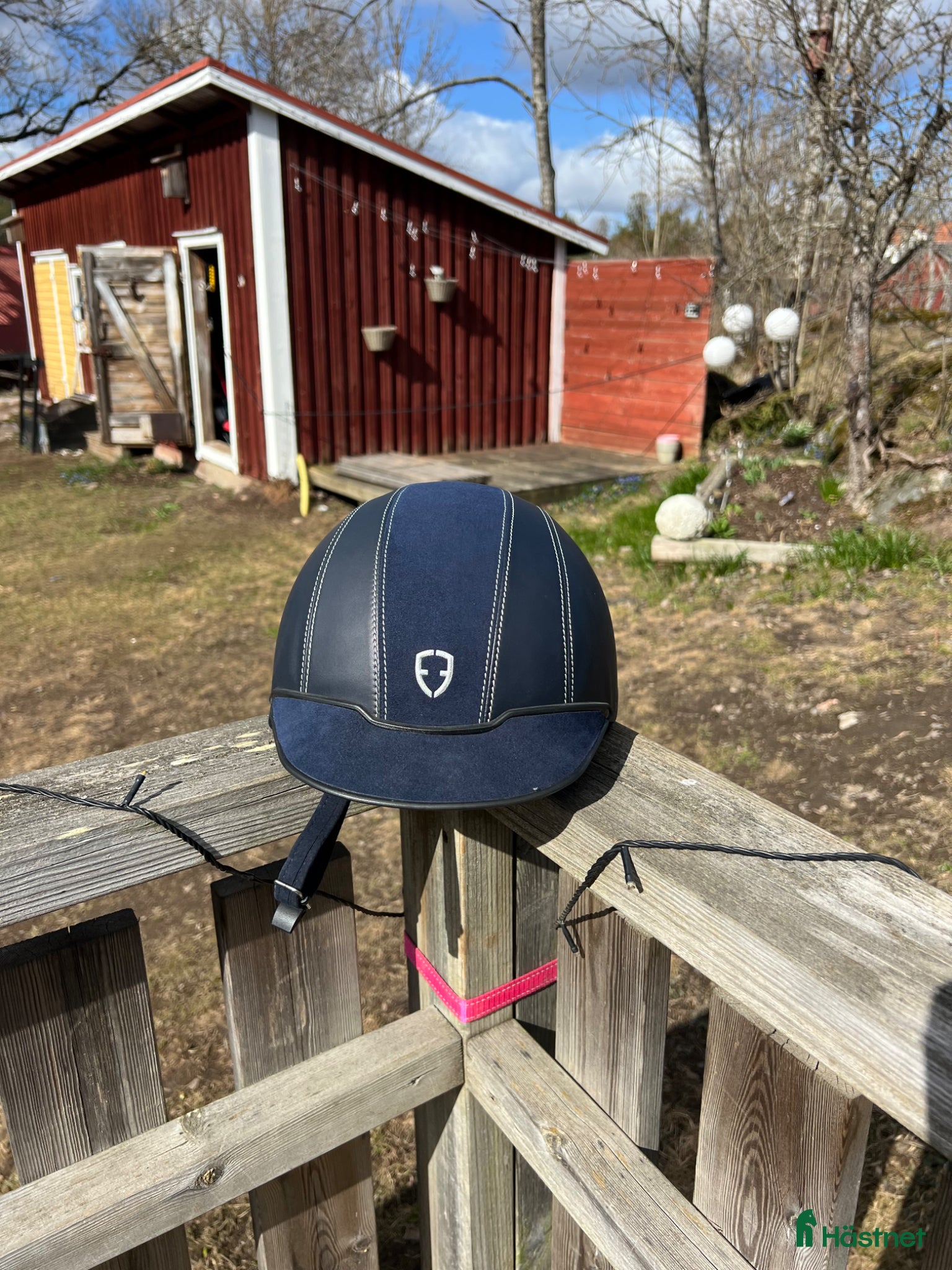 Hjälmar ryttarutrustning till salu: Mycket fin ridhjälm - Annons 1