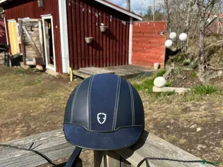 Hjälmar ryttarutrustning till salu: Mycket fin ridhjälm - Annons 1
