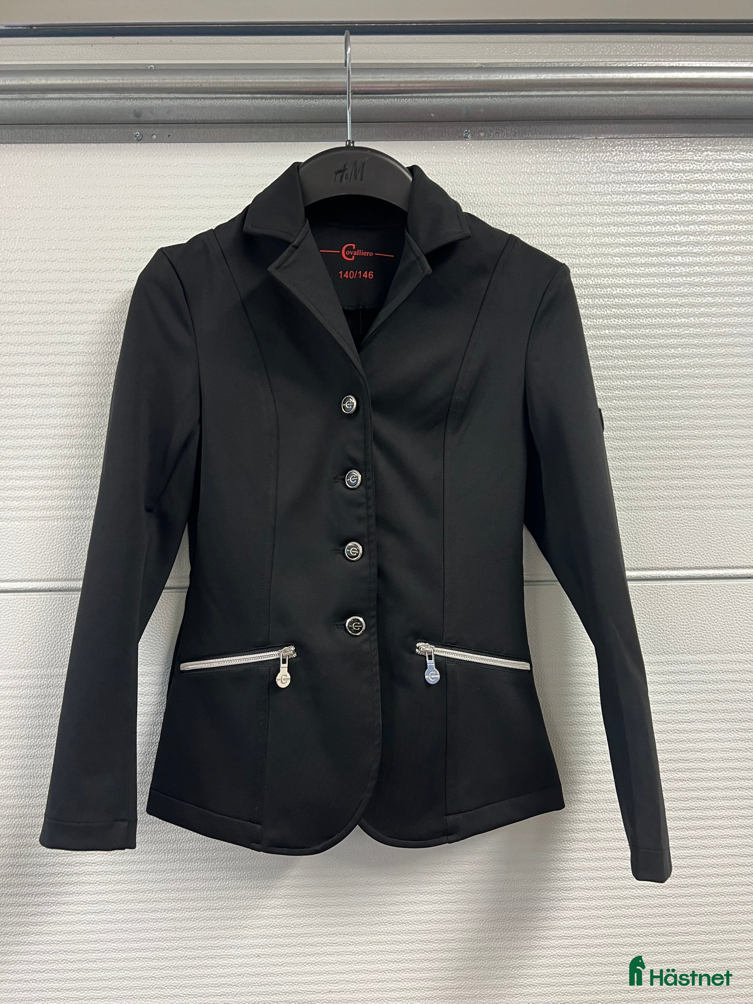 Jackor & Kavajer ryttarutrustning till salu: Tävlingskavaj Junior i Tävelsås - Annons 17