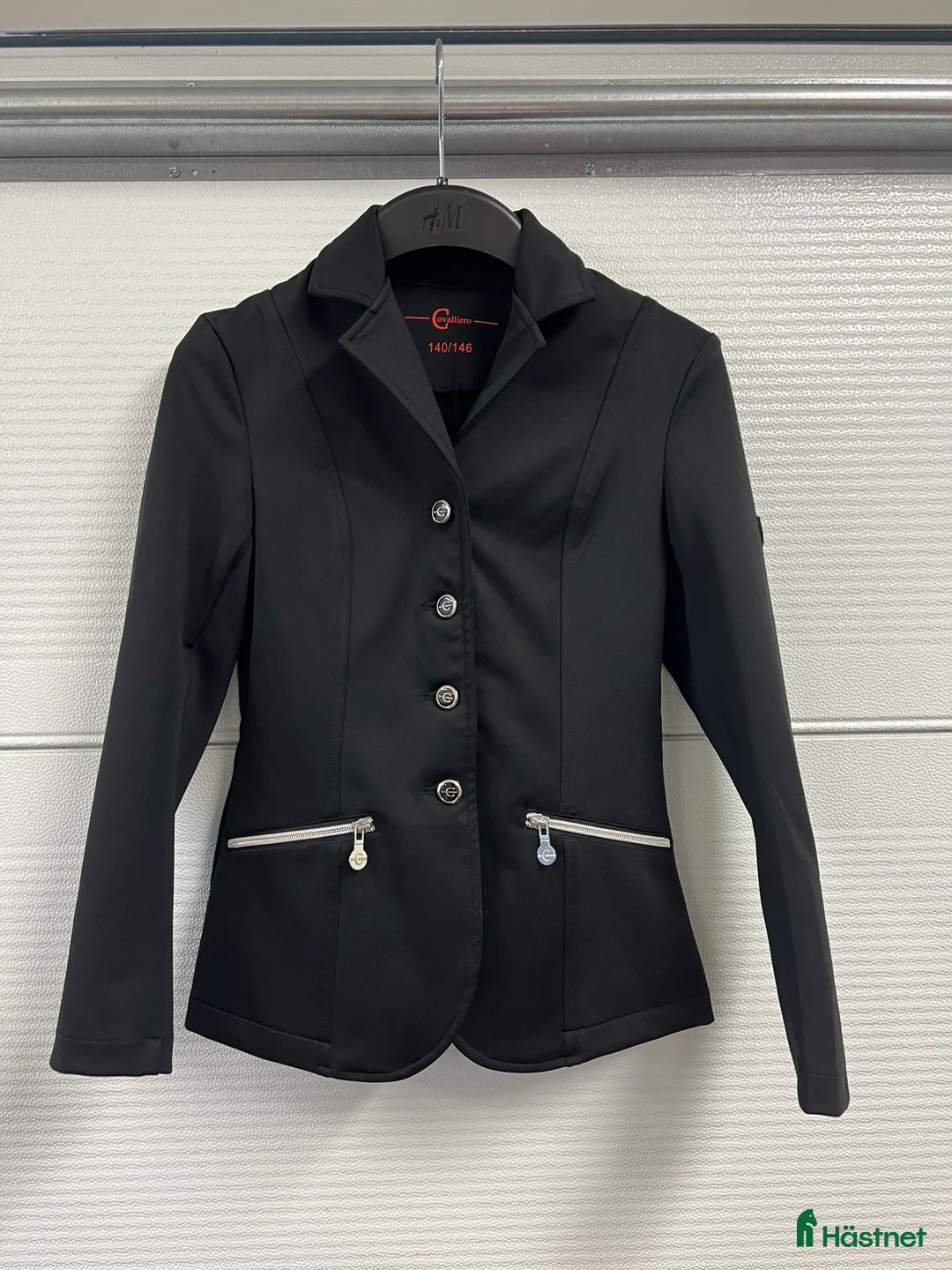 Jackor & Kavajer ryttarutrustning till salu: Tävlingskavaj Junior i Tävelsås - Annons 1