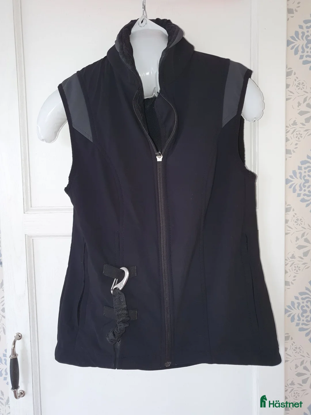 Säkerhetsvästar ryttarutrustning till salu: Helite softshell väst med airbagfunktion inuti i Skultuna - Annons 1