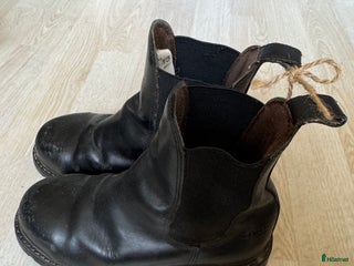 Ridstövlar ryttarutrustning till salu: Stallskor barn i Finspång - Annons 1