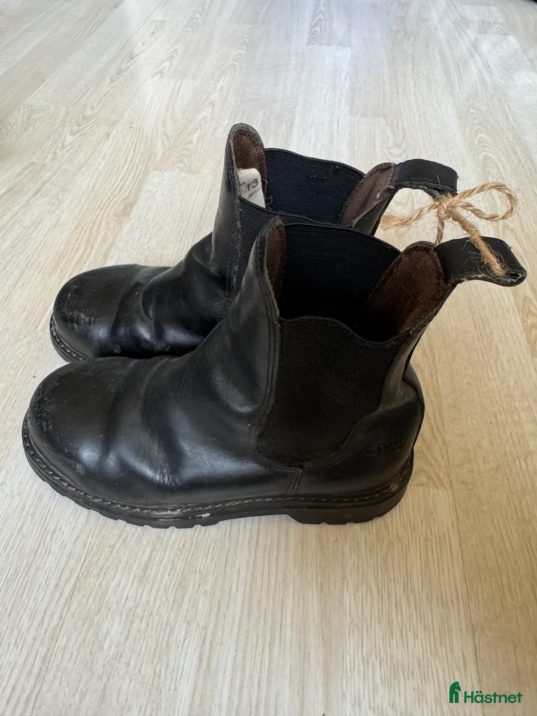 Ridstövlar ryttarutrustning till salu: Stallskor barn i Finspång - Annons 1