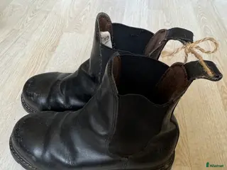 Ridstövlar ryttarutrustning till salu: Stallskor barn i Finspång - Annons 1