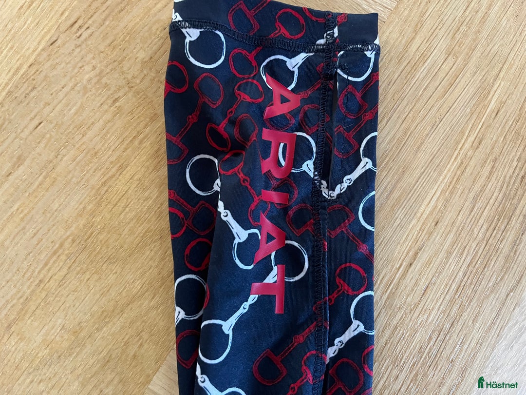 Övrigt Ridkläder ryttarutrustning till salu: Supersnygg tröja från Ariat nyskick  i Skurup - Annons 3