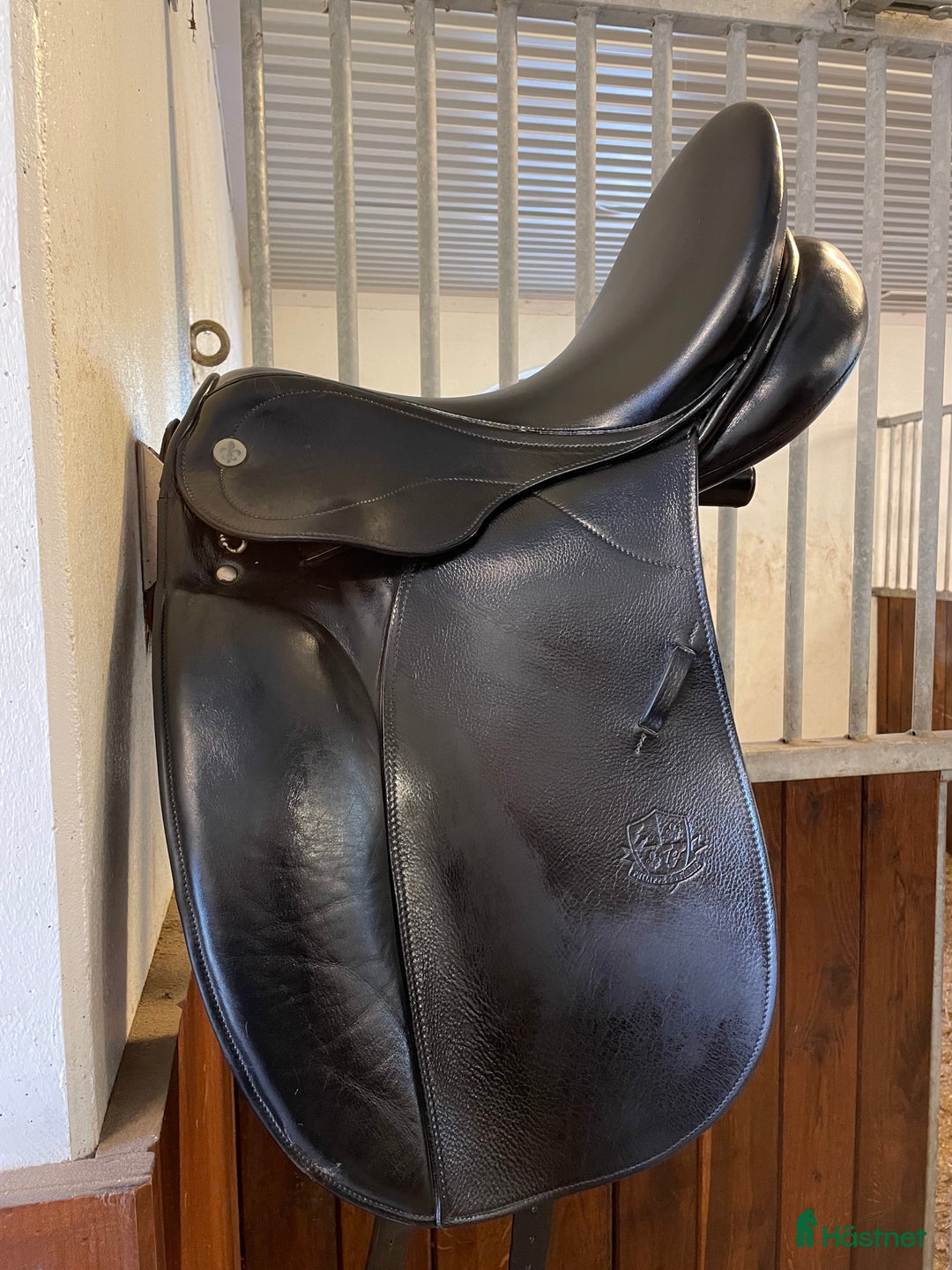 Sadlar hästutrustning till salu: Skön Dressyrsadel i Nykvarn - Annons 1