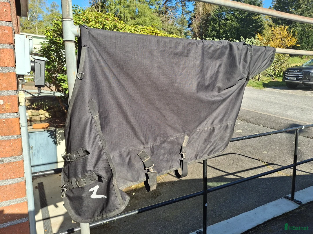 Täcken hästutrustning till salu: Två ofodrade regntäcken  i Stenungsund - Annons 2