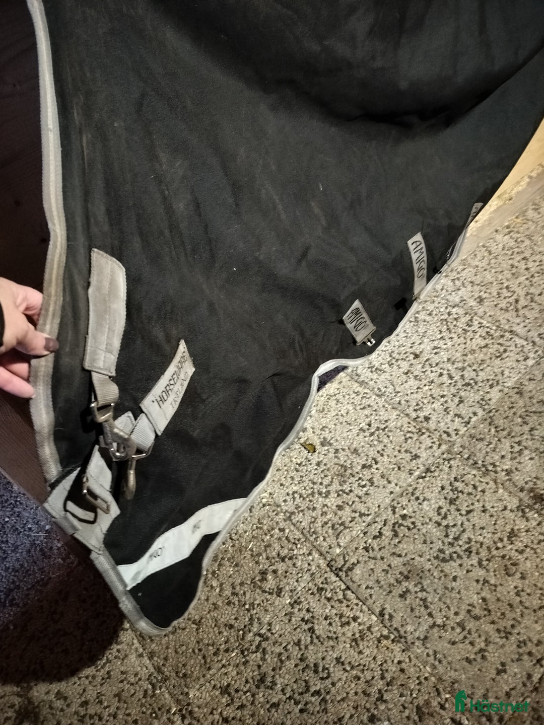 Täcken hästutrustning till salu: Amigo Bravo 50g v-front 145cm i Luleå - Annons 3