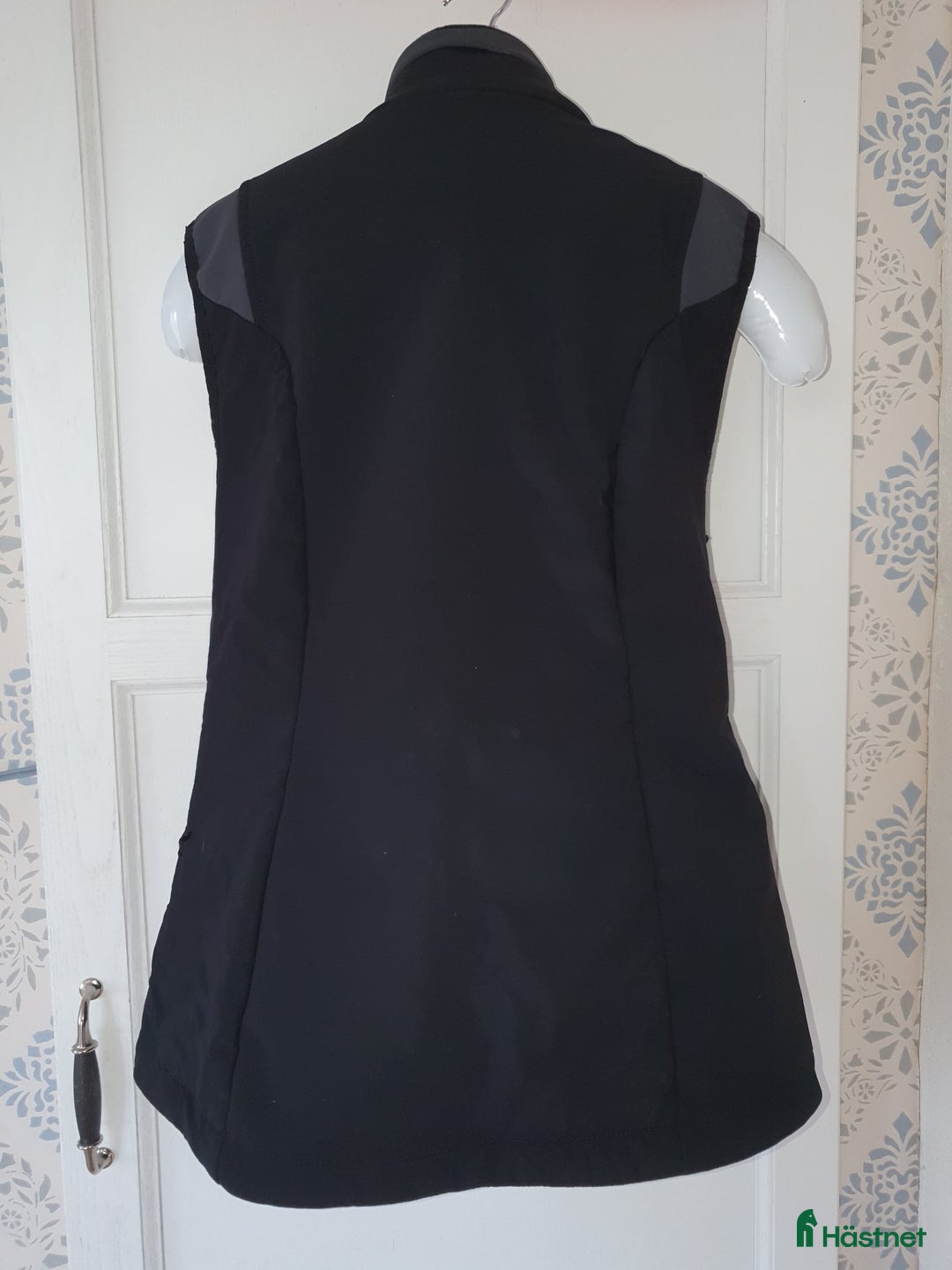 Säkerhetsvästar ryttarutrustning till salu: Helite softshell väst med airbagfunktion inuti i Skultuna - Annons 2