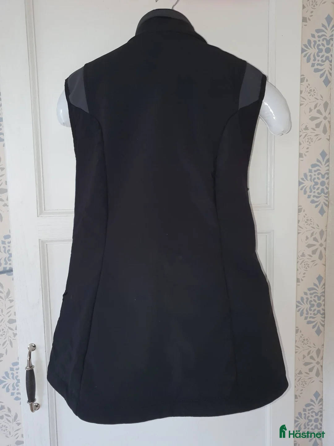 Säkerhetsvästar ryttarutrustning till salu: Helite softshell väst med airbagfunktion inuti i Skultuna - Annons 2