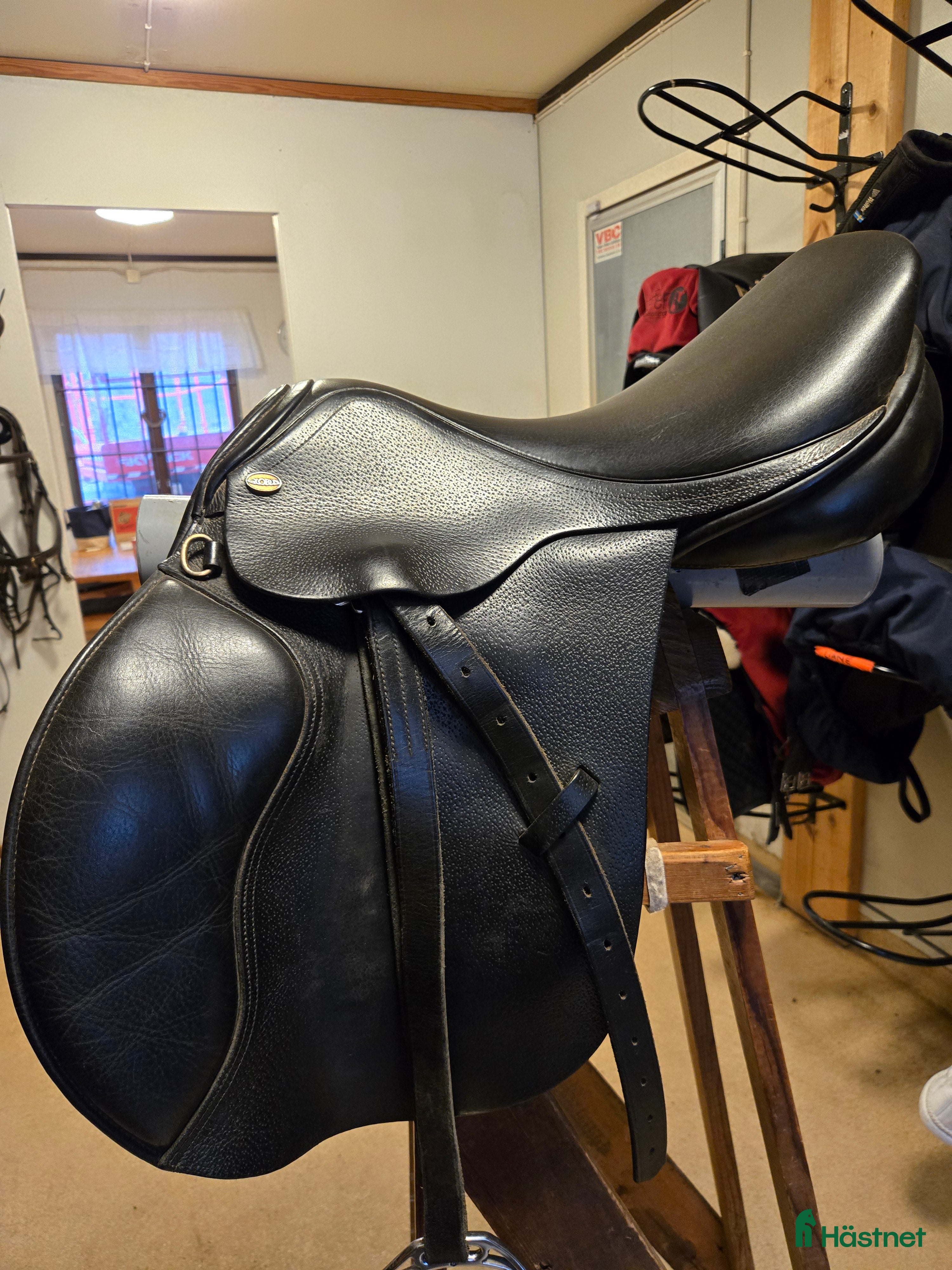 Sadlar hästutrustning till salu: Svart Globussadel i Jordbro - Annons 1