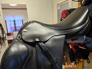 Sadlar hästutrustning till salu: Svart Globussadel i Jordbro - Annons 1