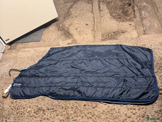 Täcken hästutrustning till salu: Horseware ireland Liner 100g marinblått i Tierp - Annons 2