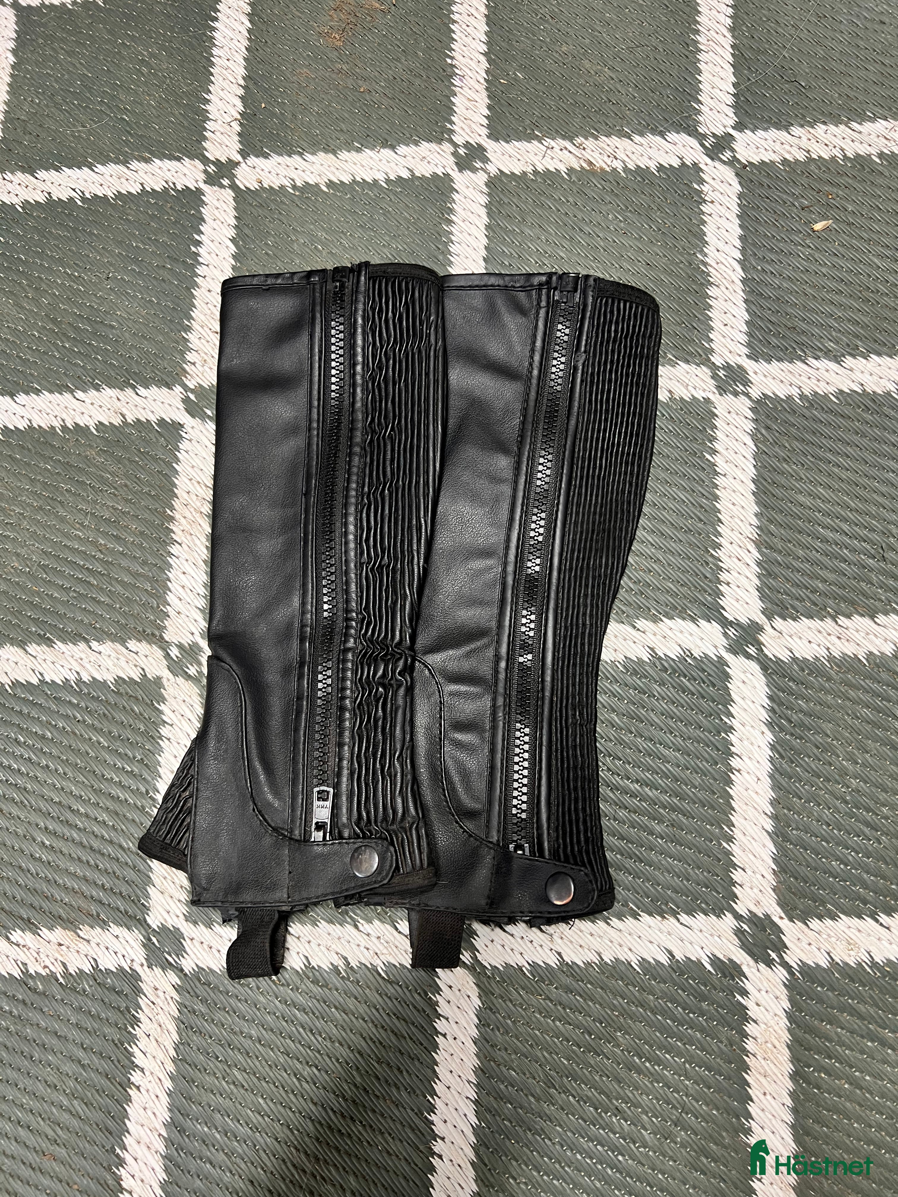 Ridstövlar ryttarutrustning till salu:  oanvända shortchaps i Tibro - Annons 23