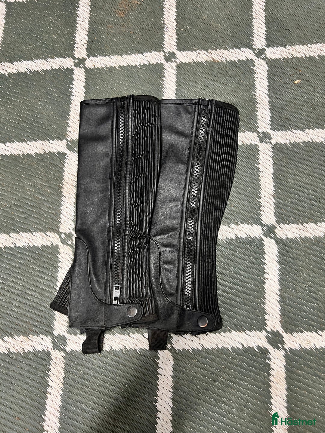 Ridstövlar ryttarutrustning till salu:  oanvända shortchaps i Tibro - Annons 1