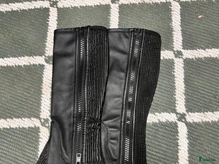 Ridstövlar ryttarutrustning till salu: oanvända shortchaps i Tibro - Annons 1