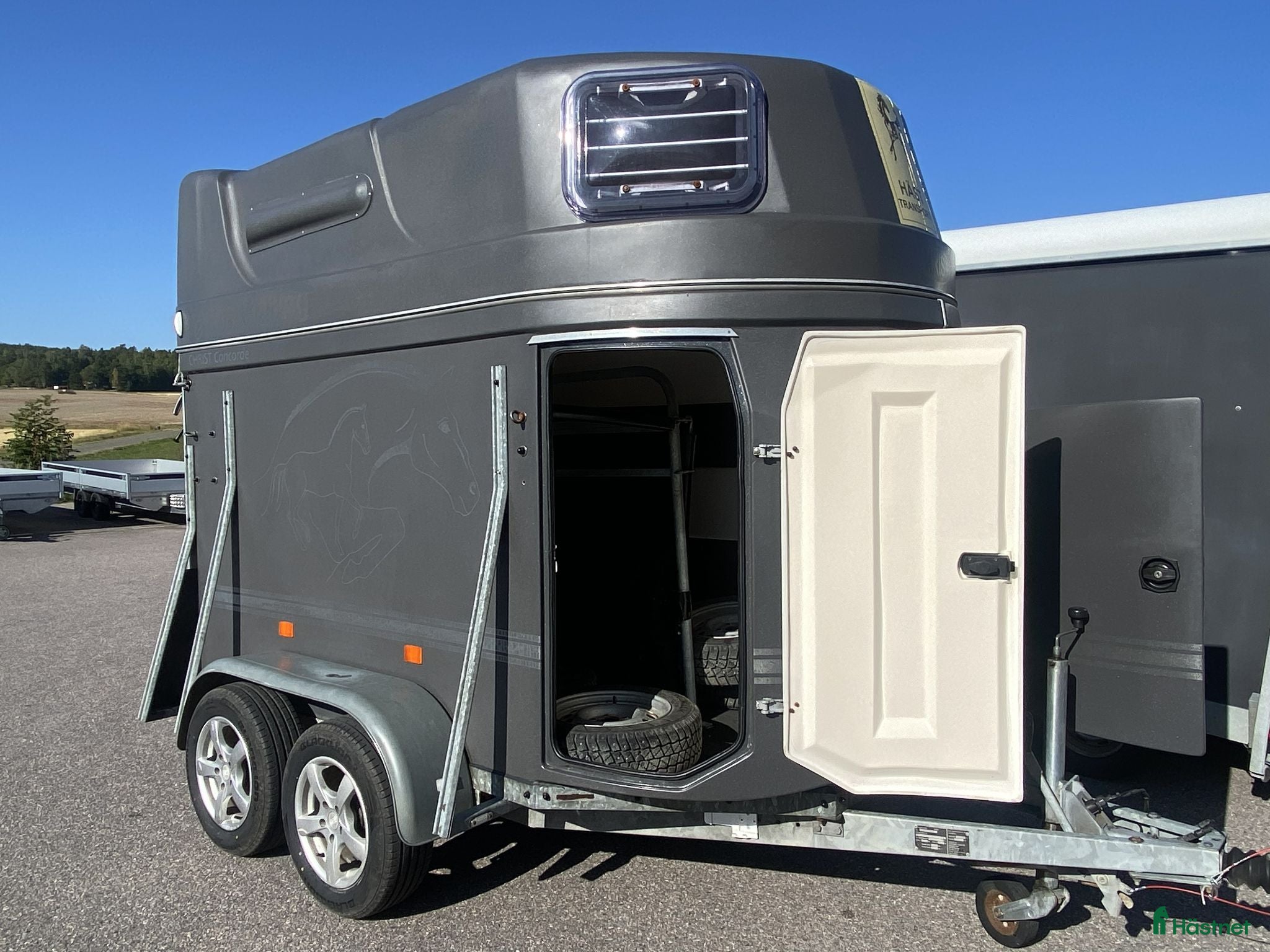 Hästtransporter  fordon & transport till salu: Välskött Christ- sadelkammare plastgolv LED-belysn - Annons 1