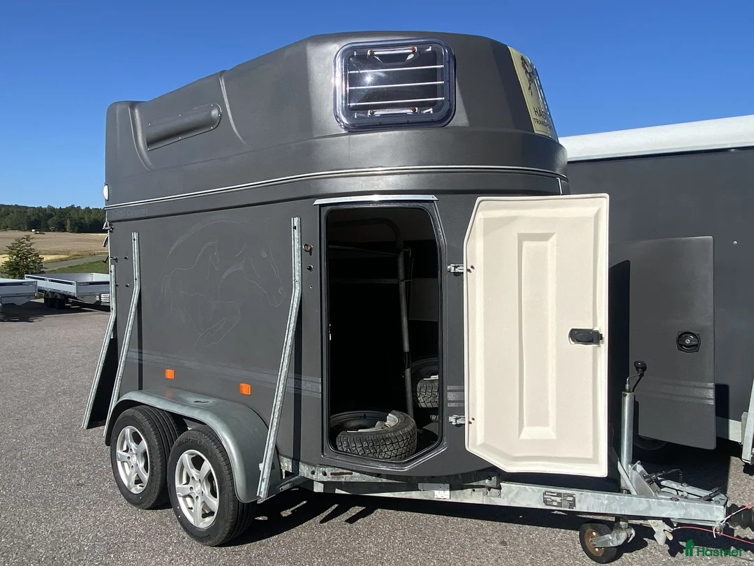 Hästtransporter  fordon & transport till salu: Välskött Christ- sadelkammare plastgolv LED-belysn - Annons 1