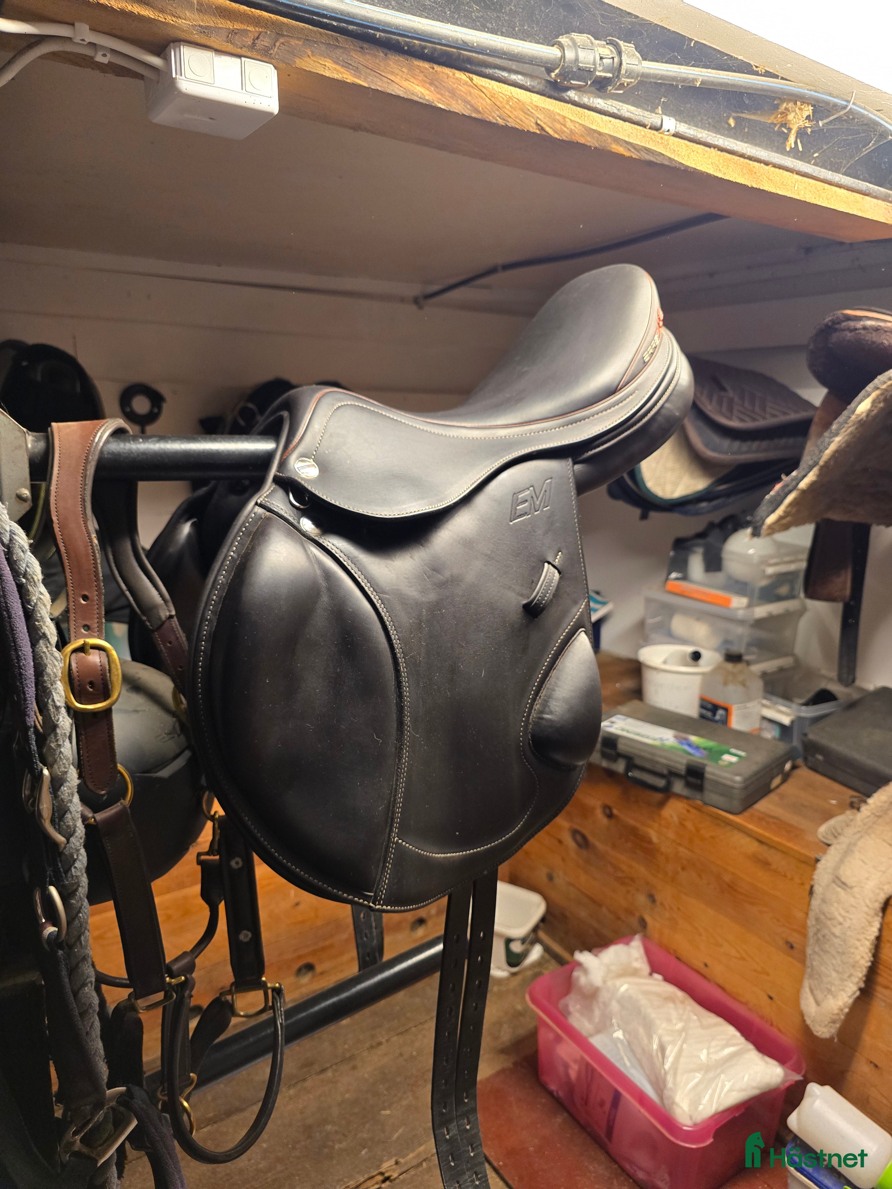 Sadlar hästutrustning till salu: Nästan ny Erreplus EM i Örsundsbro - Annons 3