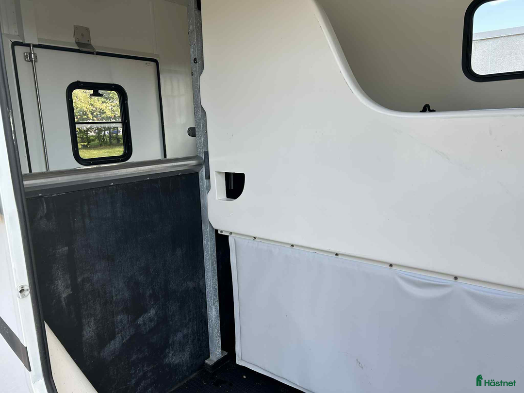 Hästlastbilar  fordon & transport till salu: Nuyts Hästlastbil 5 säten V-galler Låga mil!  i Köping - Annons 4