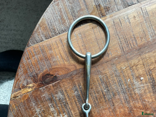 Bett hästutrustning till salu: Tvådelat bett med lösa ringar i Grimslöv - Annons 24