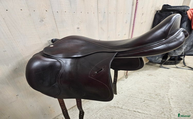 Sadlar hästutrustning till salu: Mörkbrun underbar sadel i Kåge - Annons 3