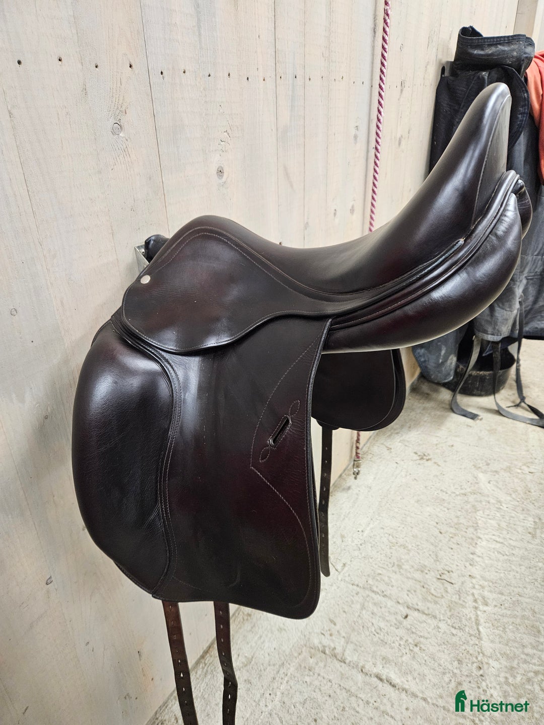 Sadlar hästutrustning till salu: Mörkbrun underbar sadel i Kåge - Annons 1