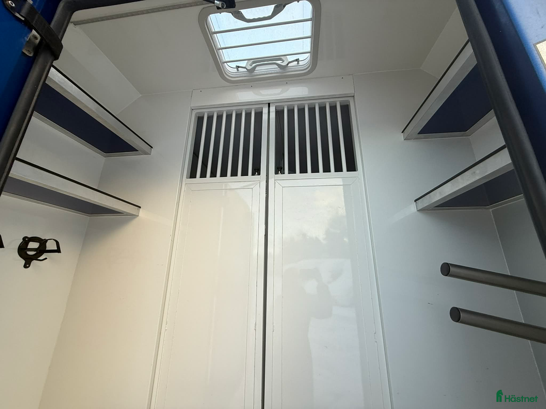 Hästlastbilar  fordon & transport till salu: ALFAB 5 SITS 2023 STUTERI AUTOMAT LÅGA MILTAL i Köping - Annons 8